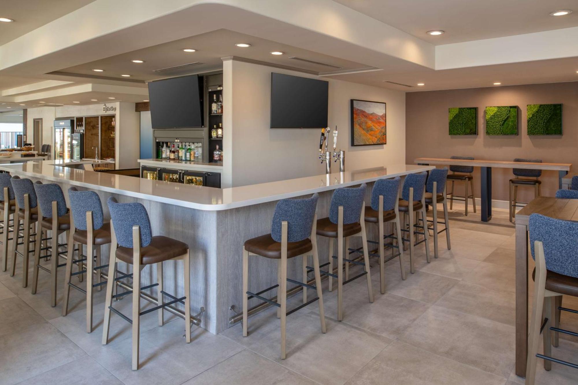 Hilton Garden Inn Фонтана Экстерьер фото
