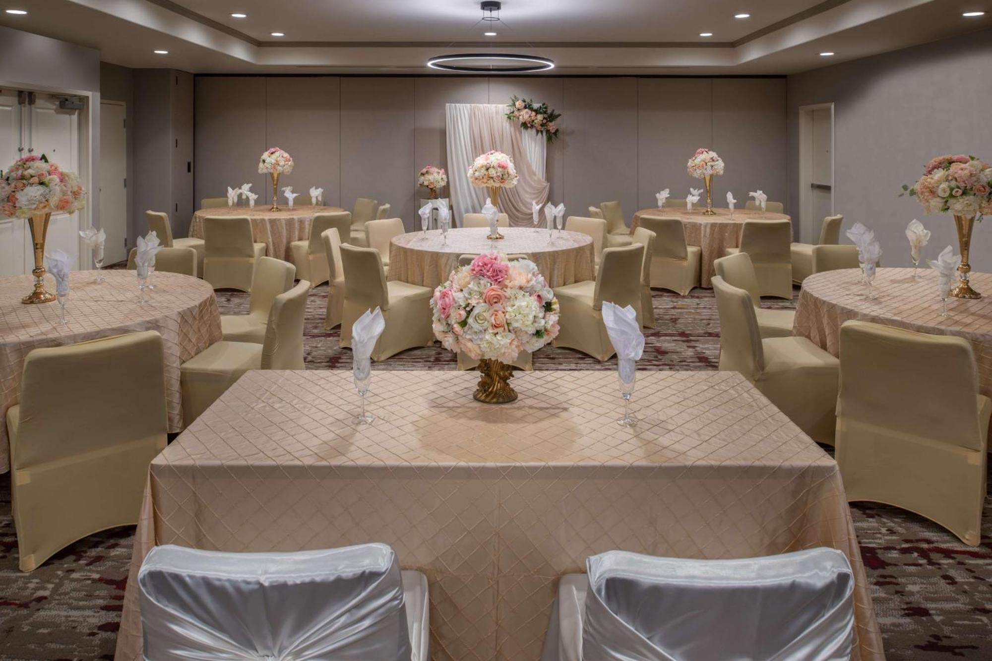 Hilton Garden Inn Фонтана Экстерьер фото