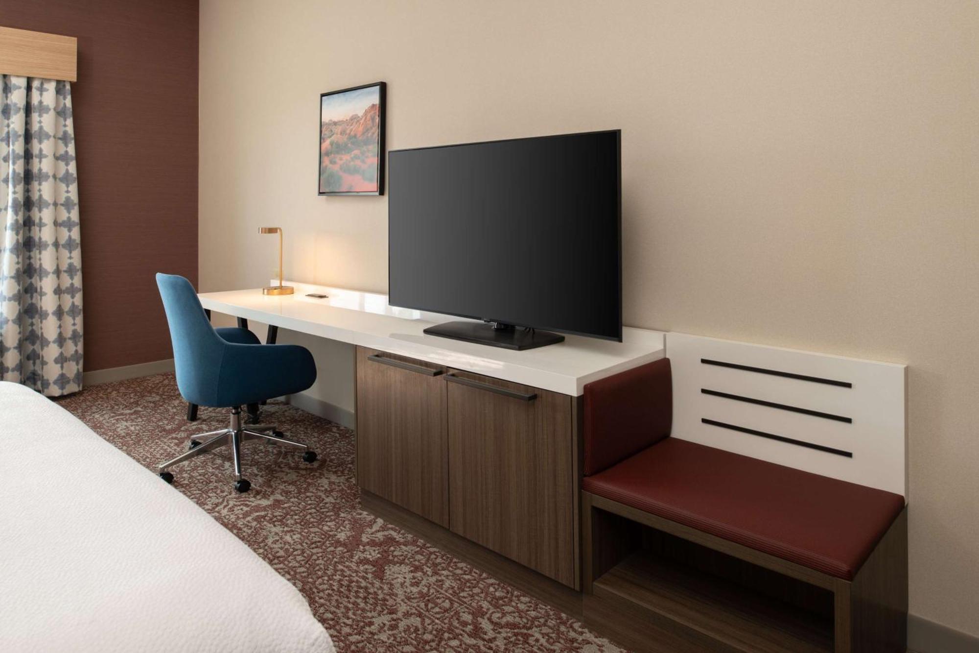 Hilton Garden Inn Фонтана Экстерьер фото