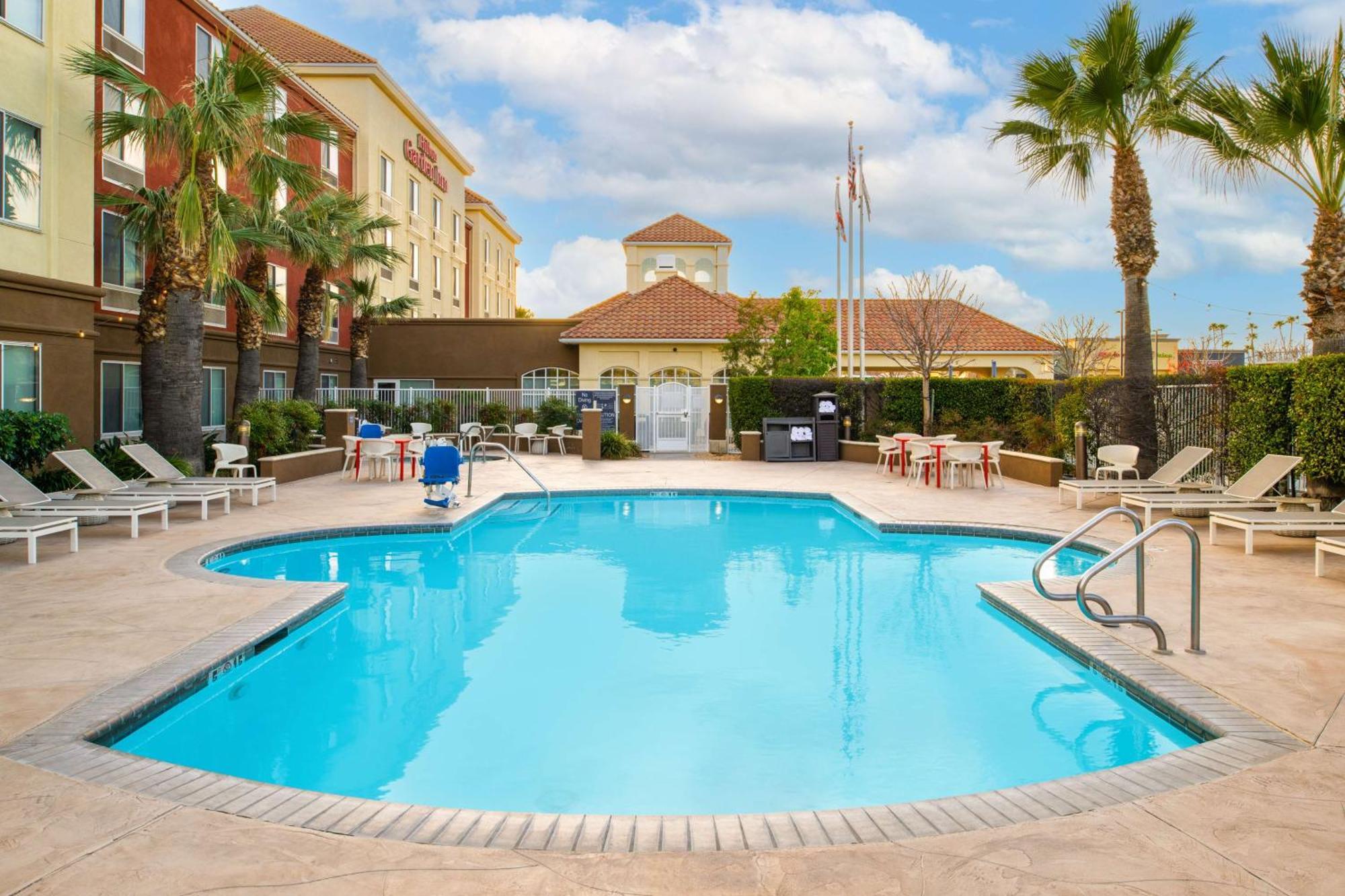 Hilton Garden Inn Фонтана Экстерьер фото