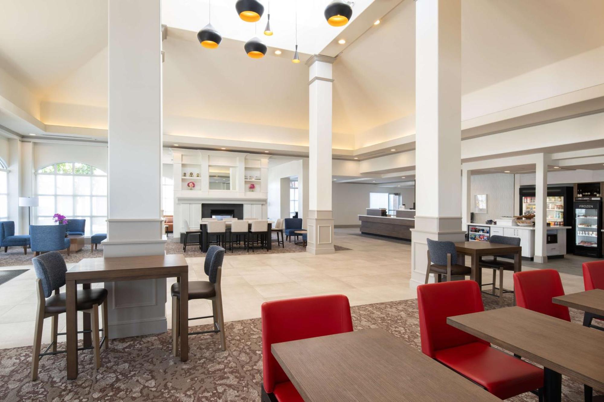 Hilton Garden Inn Фонтана Экстерьер фото