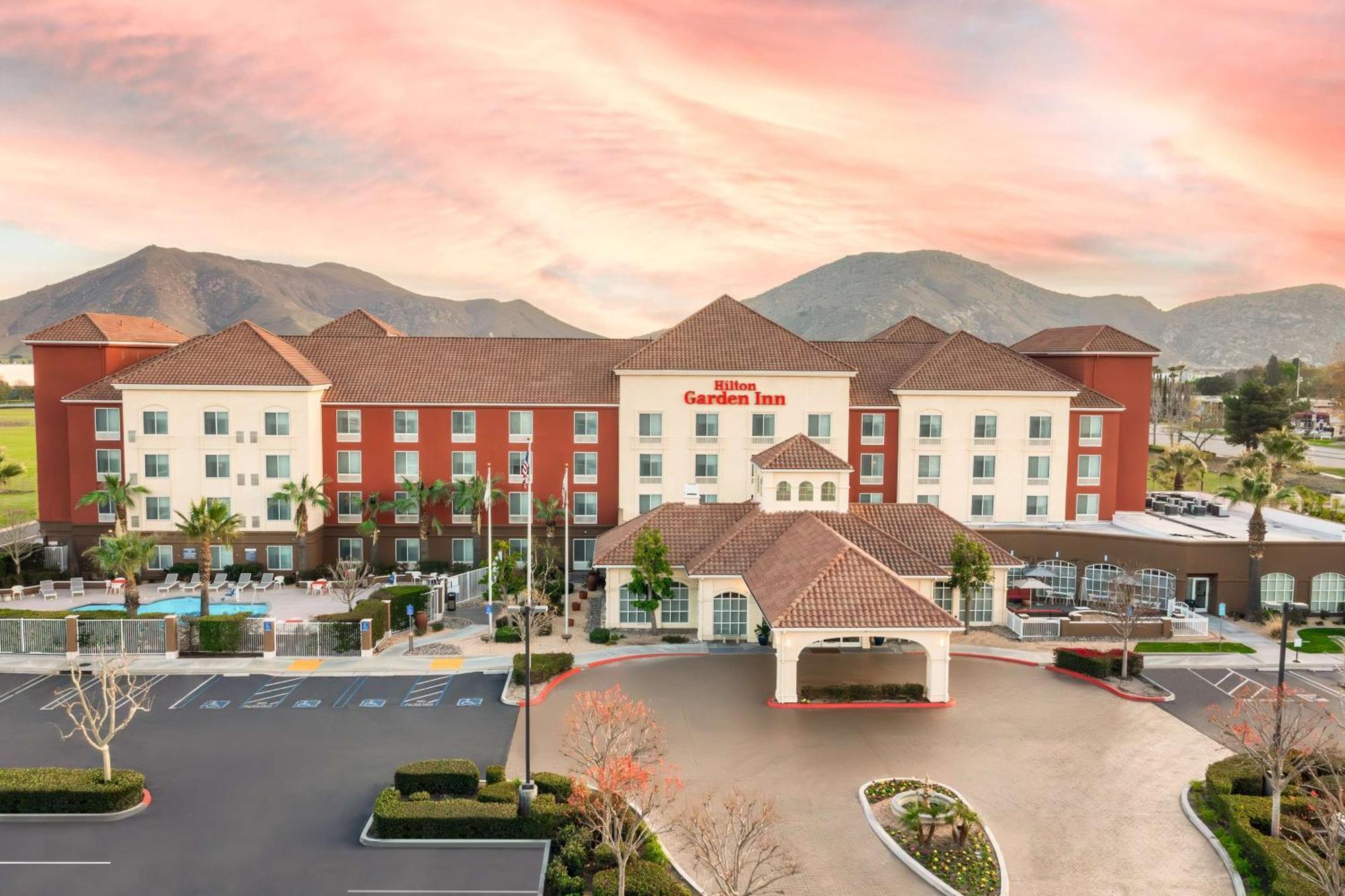 Hilton Garden Inn Фонтана Экстерьер фото